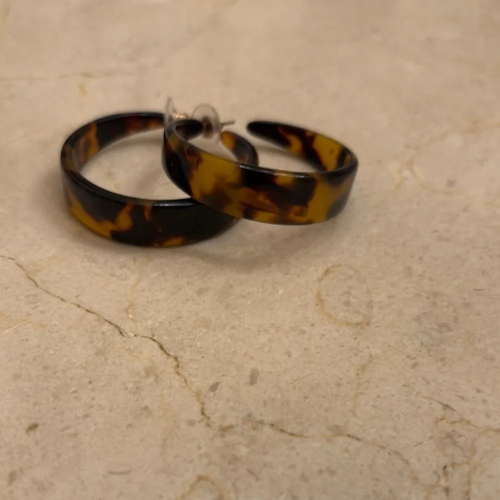 Tortoise Shell Hoop Earrings - Picture 5 of 5